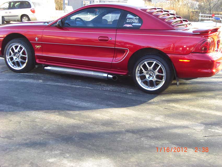  Ford Mustang coupe rojo de 4ta generación V6 .8L manual
