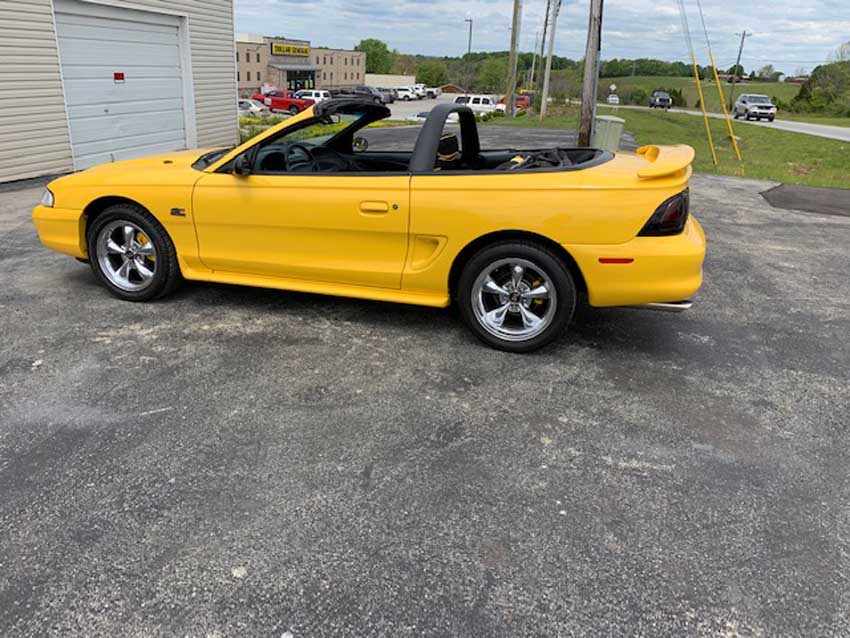  4ta generación amarillo 1995 Ford Mustang GT convertible V8 a la venta - MustangCarPlace